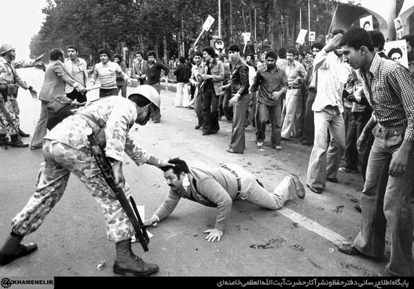 تصاویر ناب از تظاهرات خونین ۱۳ آبان ۵۷
